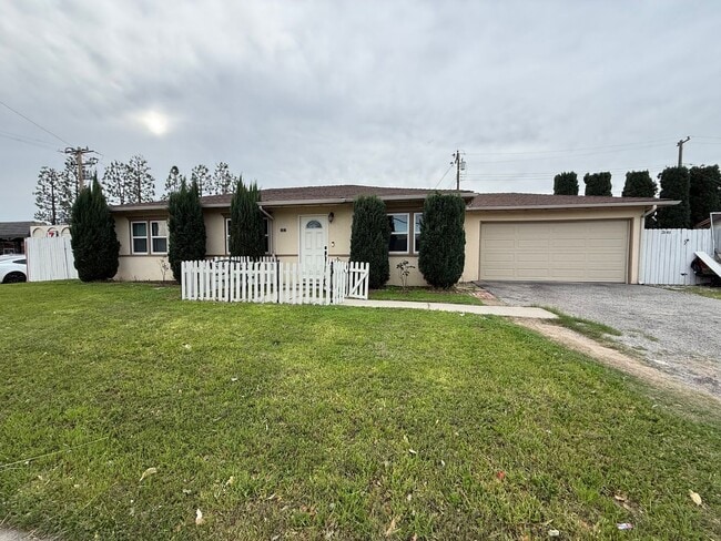 Building Photo - First time rental! 3 bed, 2 bath single story home