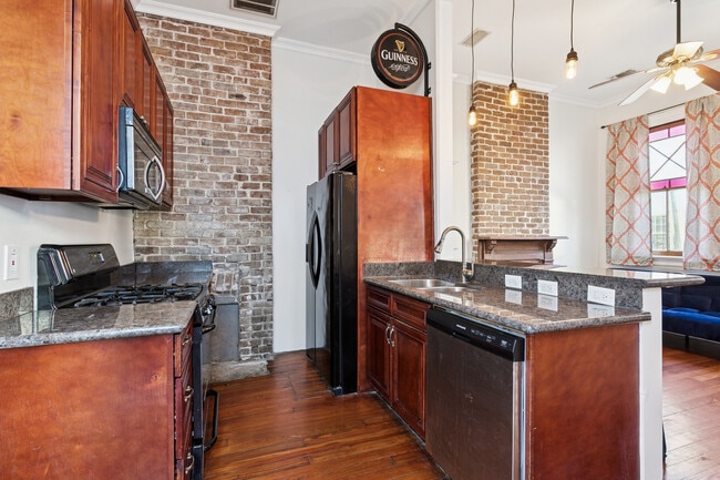 GUINNESS SIGN CAN STAY OR GO! - 2622 Annunciation St Unit 2622