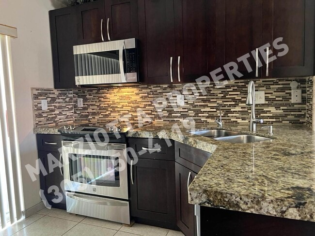 Kitchen - 2553 W 76th St Unit 202