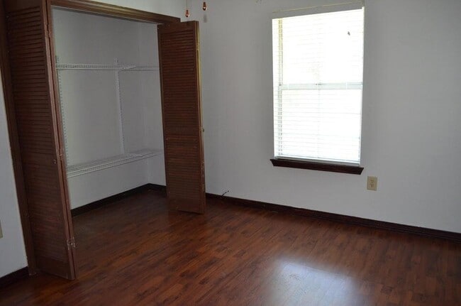 Photo - 380 Canterbury Cir NW