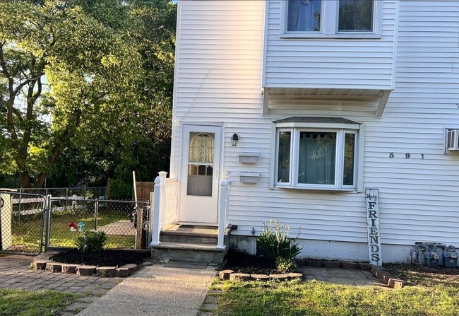 Building Photo - 391 Monmouth Ave Unit Apartment A