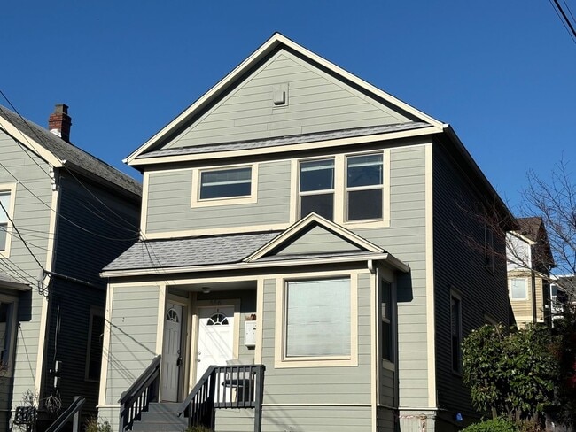 Building Photo - 556 Ward St Unit Upper