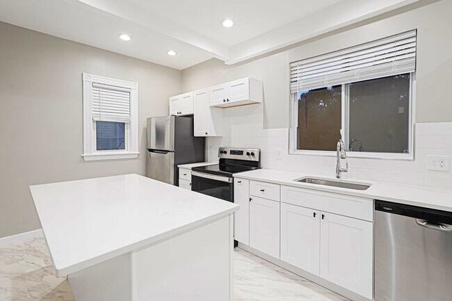 Photo - 381 Adams St Unidad 2