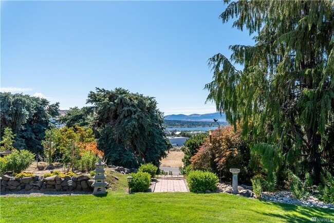 Building Photo - Amazing Views & Amazing 4 Bedroom/3 Bath Home w/ Move In Special!!