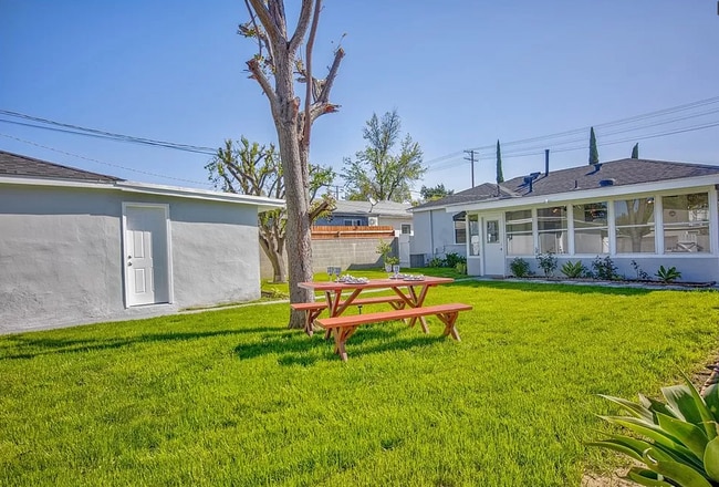 Photo - 6621 Lindley Ave