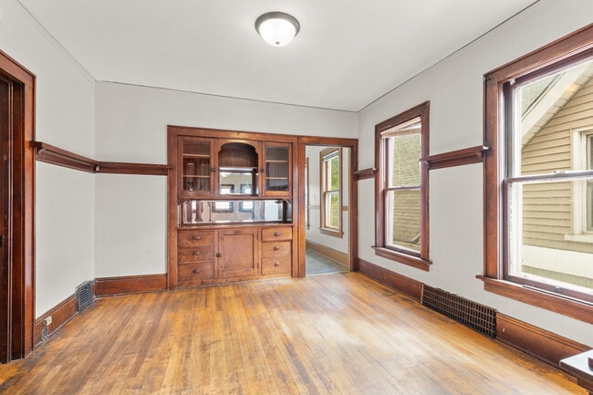 Building Photo - 926 E Locust St Unit 926 Rental