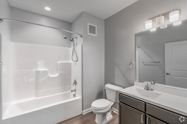 2BR, 2BA - 995SF - Master Bathroom
