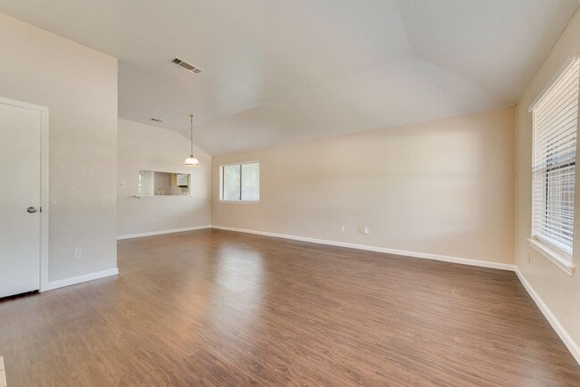 208 E Denton Dr
