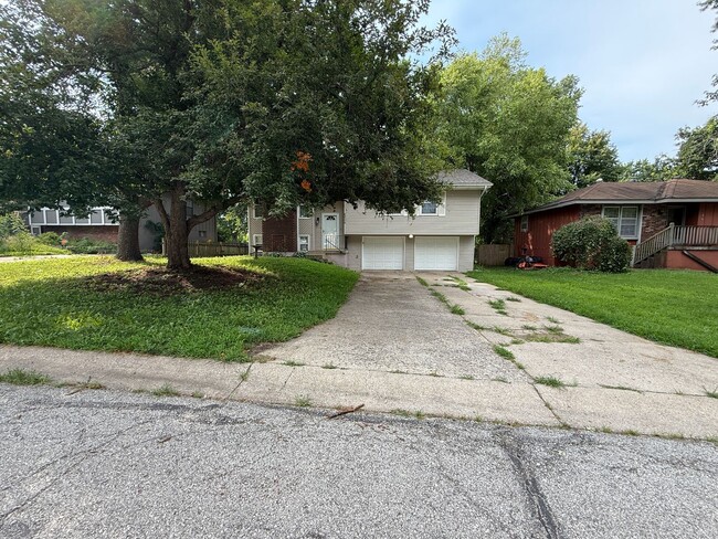 Building Photo - 3 BR/2BA | Single Family Home | 2-Car Garage Parking | Fenced backyard!
