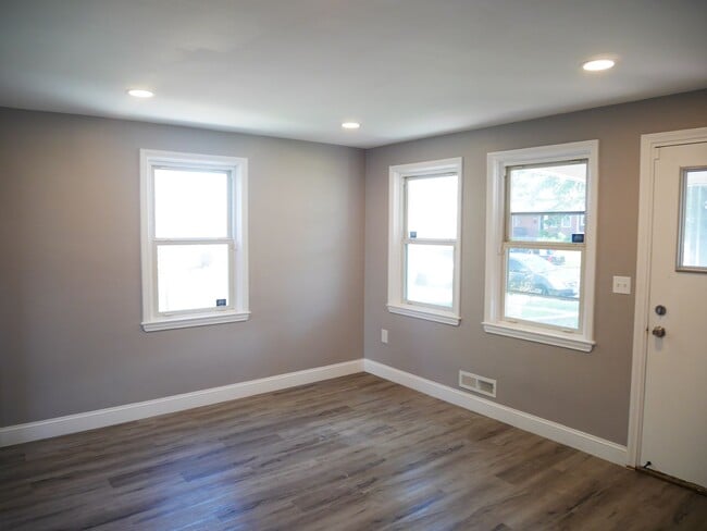 Photo - Spacious 4 Bedroom End Unit- Colgate