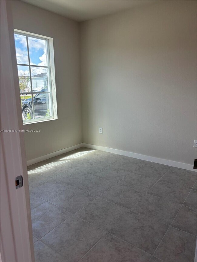 Photo - 1022 W Davis Pkwy