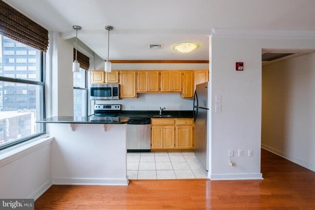 Building Photo - 1939 Chestnut St Unit 6B