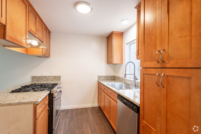 1BR, 1BA - 750 SF