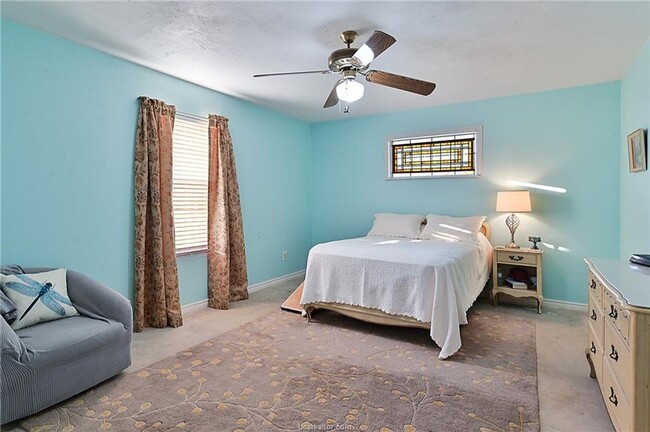 Building Photo - 7 acres with 5 bed, 3 bath less than 25 minutes from town!