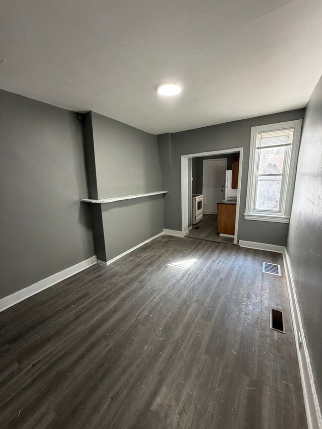 Building Photo - 4 Bedroom House