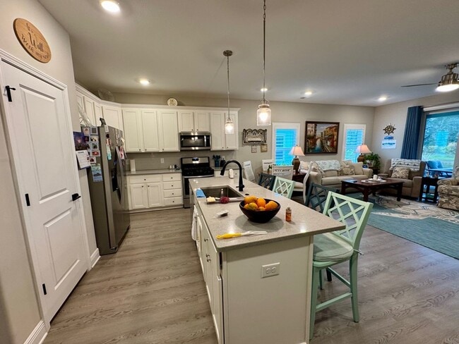 Photo - 176 Arazzo Wy