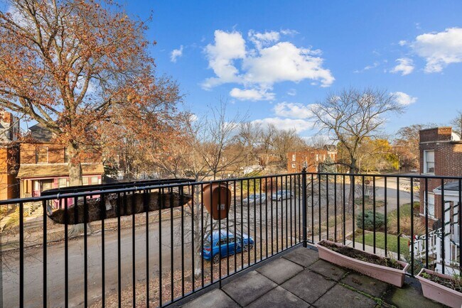 Photo - Charming 1 bedroom, second-floor in Shaw. Cats and small dogs welcome. Unidad 4110 2FL