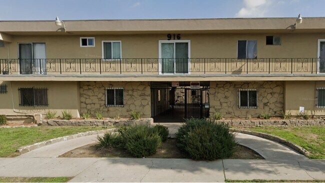 Building Photo - 916 S Manhattan Pl