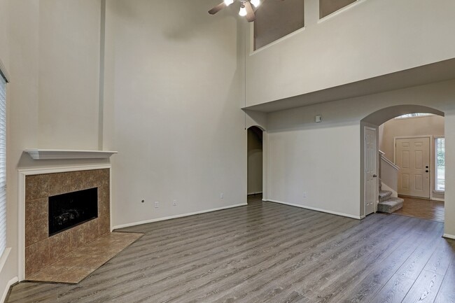 Photo - 18 Prairie Oak Dr