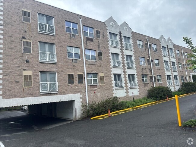 Building Photo - 501 N Barry Ave Unit 2J Rental