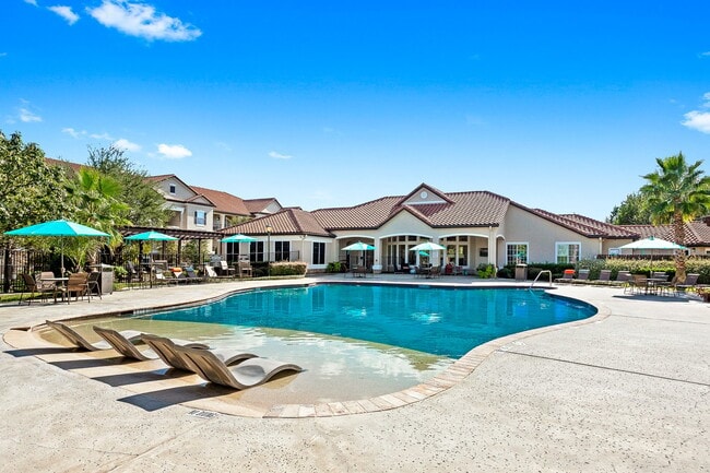 Piscina con entrada de playa con área de bronceado - Bexley at Silverado