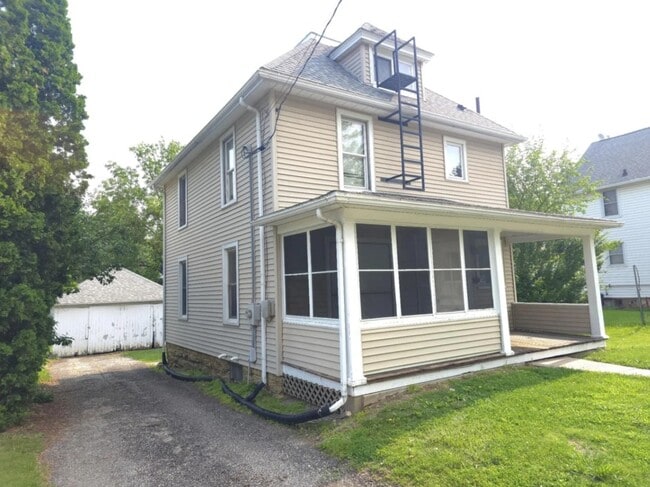 Photo - 320 W Cedar St