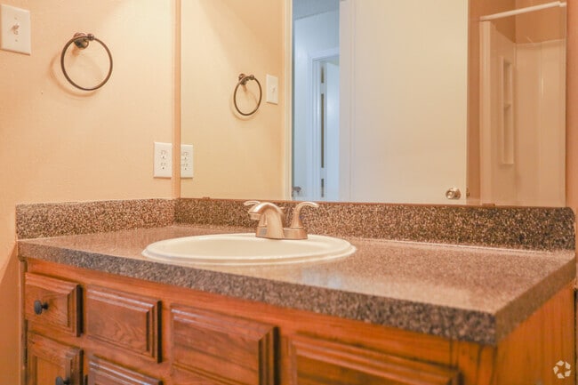 2BR, 1.5BA - 885SF - B1