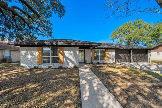 Photo - 1313 Redbud Trail