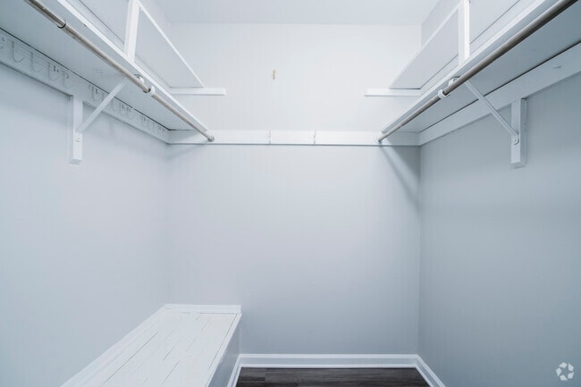 3BR, 2BA - 1,337SF - Manhattan - Walk-In Closet