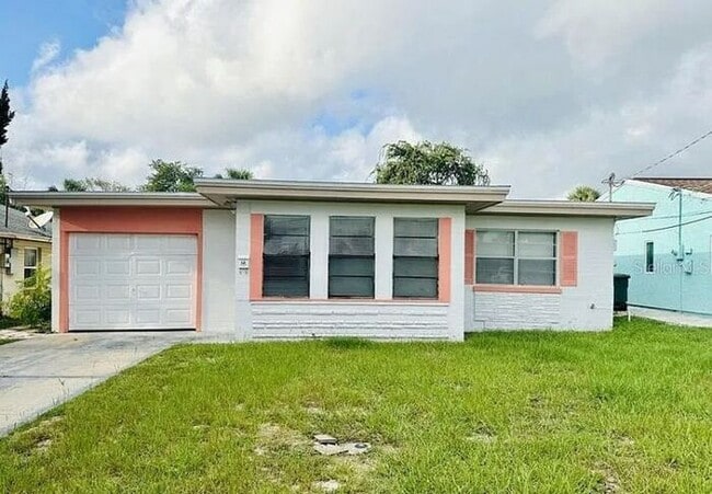 Building Photo - Spacious 3 Bed, 2 Bath Just Minutes from the Beach