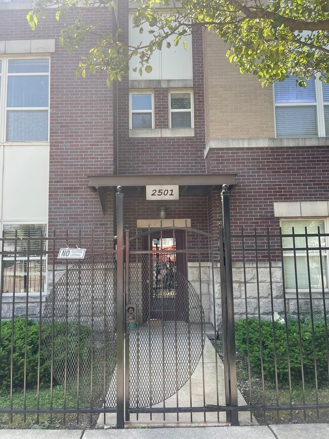 Building Photo - 2501 W Grenshaw St Unit 1E