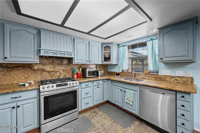 712 Ave R-8