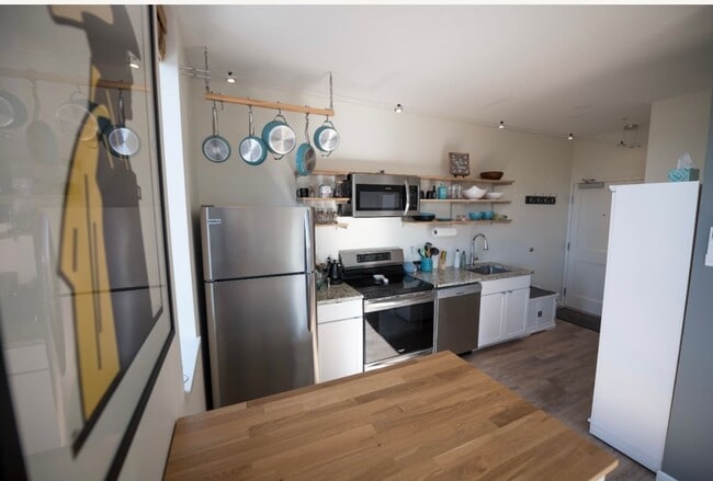 Building Photo - 1BR/1BA Furnished Condo Available Now!!! Great Portland Location!!!