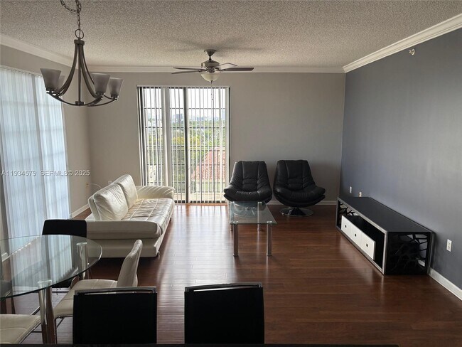 Photo - 1919 Van Buren St Unidad 817A