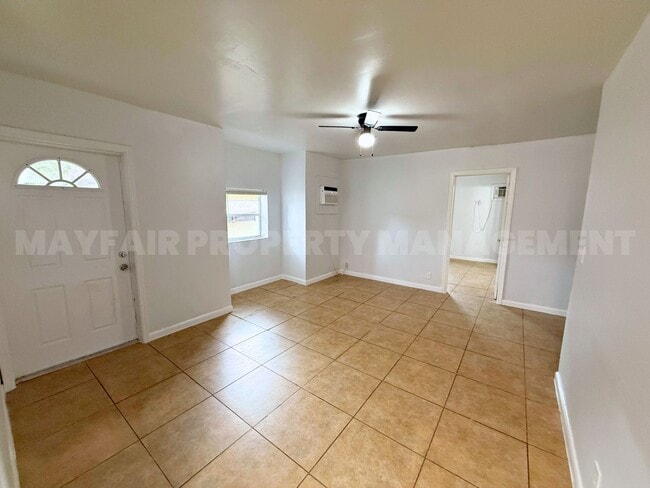 Building Photo - 380 Kingsbridge St