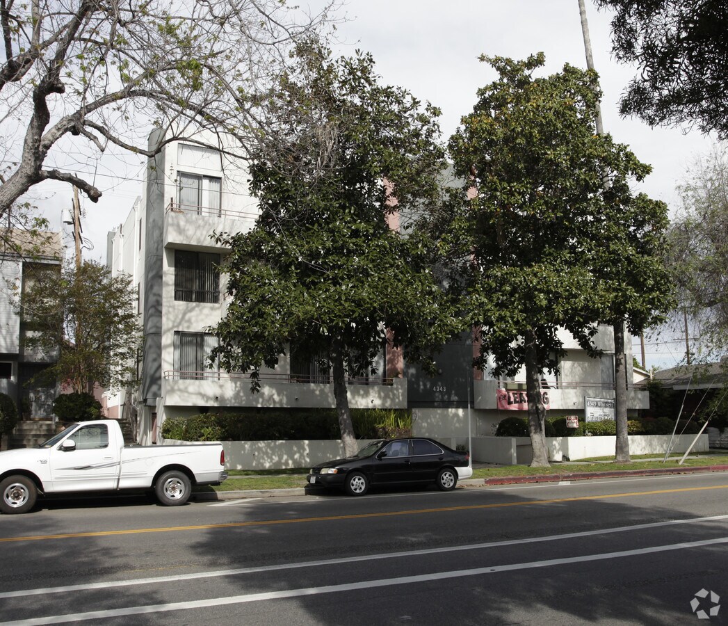 Primary Photo - 4343 Whitsett Ave