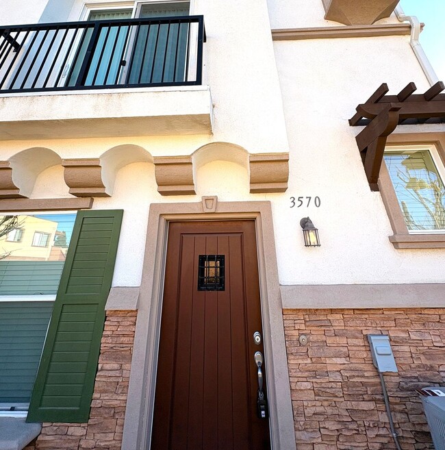 Building Photo - 2 bed, 2.5 bath located in Anaheim, CA !