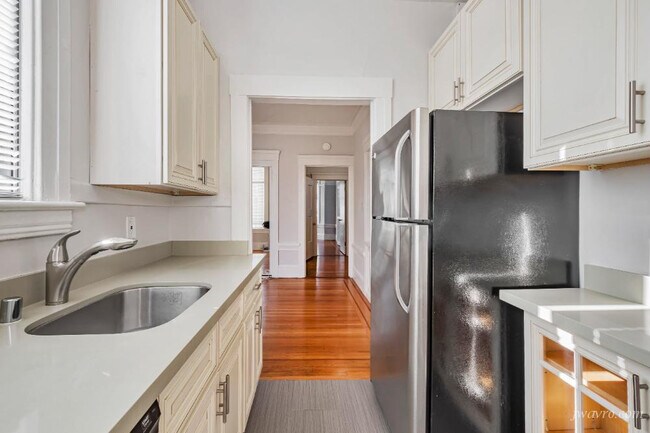 Building Photo - 1250 Taylor St Unit 12J