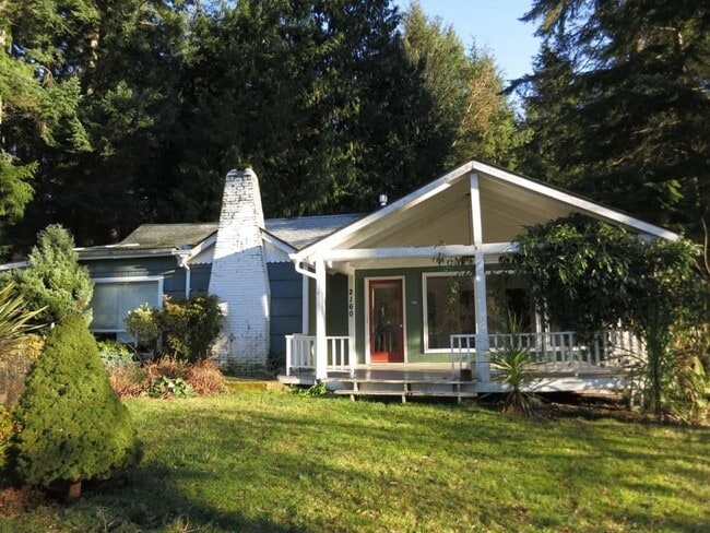 Quaint Cottage Feel Waterfront Home - Quaint Cottage Feel Waterfront Home
