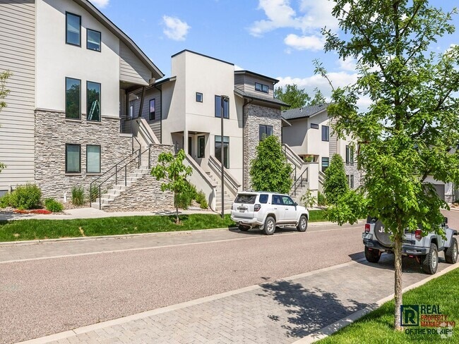 Building Photo - Spacious 3-Bedroom Townhome with Finished ...