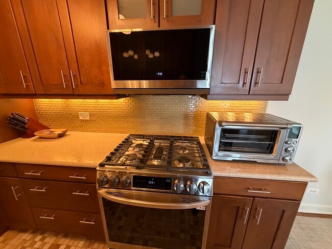 550 W Surf St