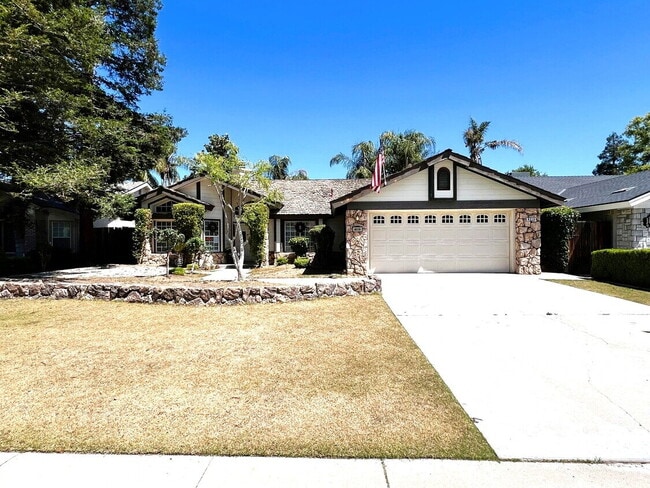 Building Photo - Spacious 4 Bed / 2 Bath Home with Loft, Fireplace & Beautiful Outdoor Entertaining Area!
