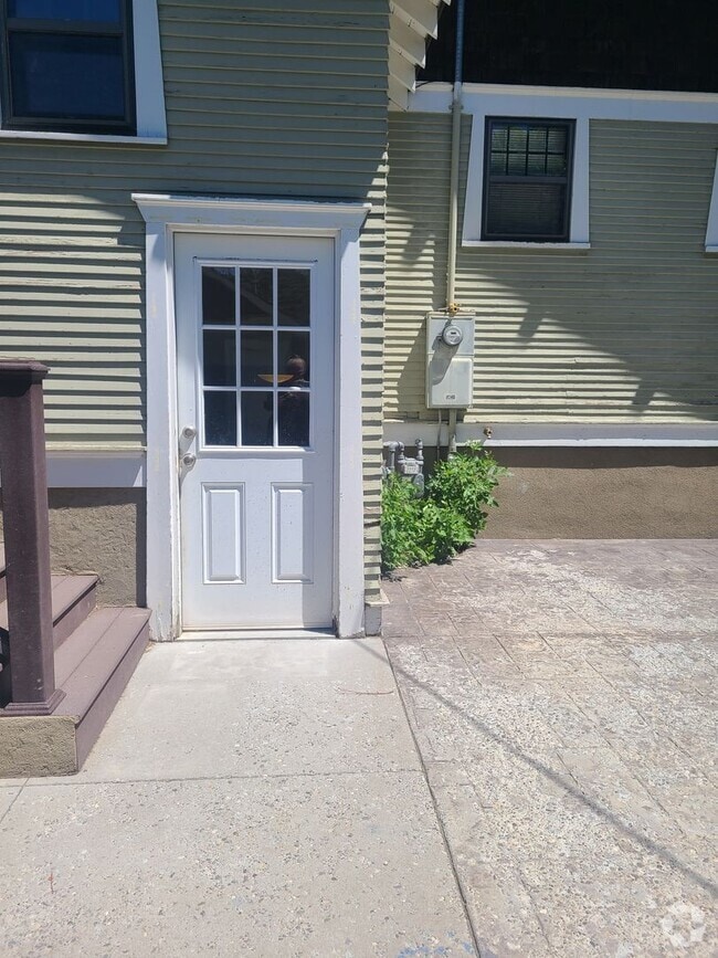 Building Photo - 401 S Tracy Ave Unit 401 1/2 S Tracy Ave Rental