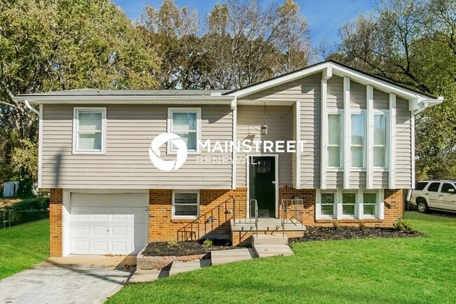 Building Photo - 4 Bedroom Pet-Friendly Home in KNOXVILLE, TN with Main Street Renewal