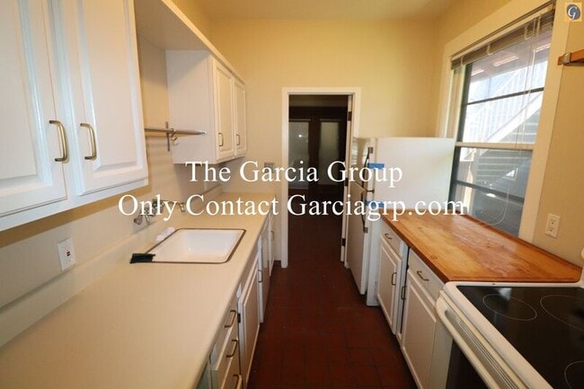 Photo - 1407 SW Hall St