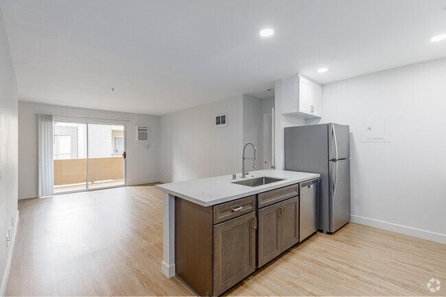 2BR, 2BA - 960SF