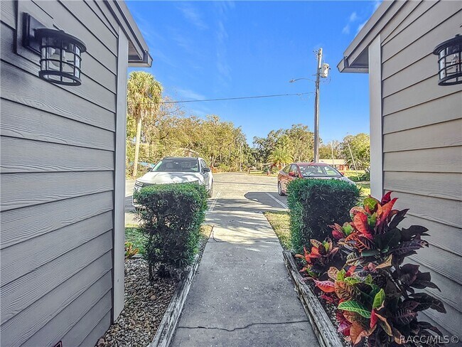 65 Beach Ln