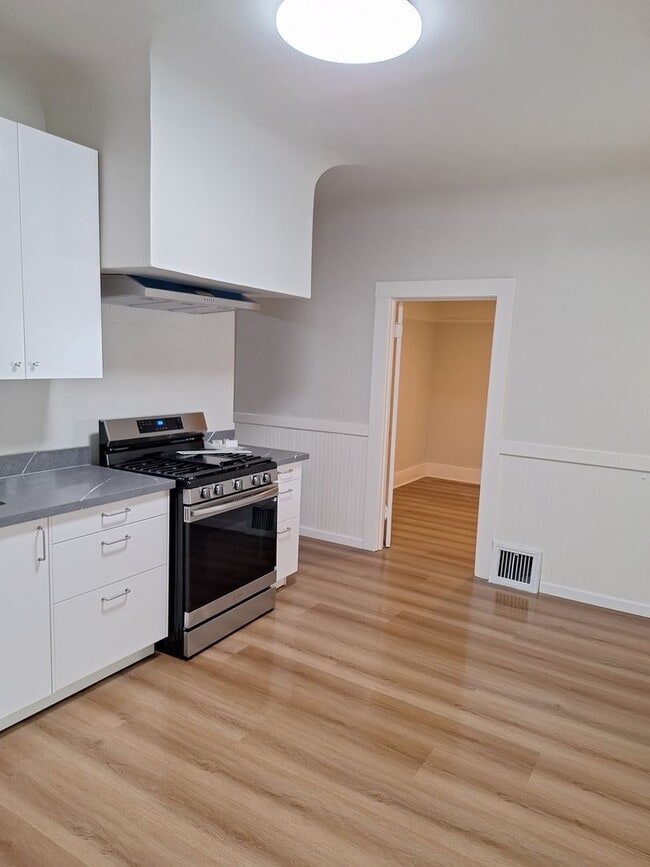 Building Photo - **Incredible 2 Bedroom, 1.5 Bath Home with a Fun Bonus Room!** Don’t miss out on this fantastic o...