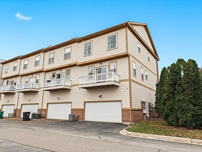 Photo - 1615 Town Commons Dr