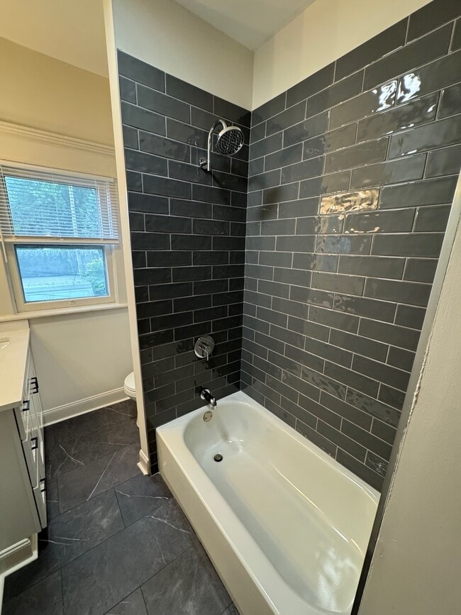Baño recién remodelado - 1212 Dennison Ave Unidad 1212